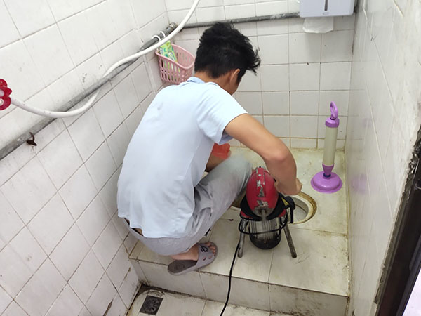 袁州管道堵塞冒臭气 专业师傅现场解决问题